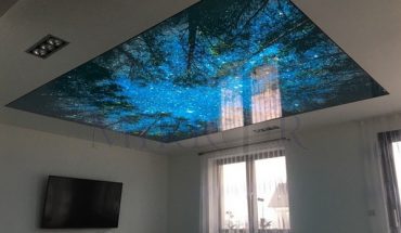 Потолок наятжной в гостиной